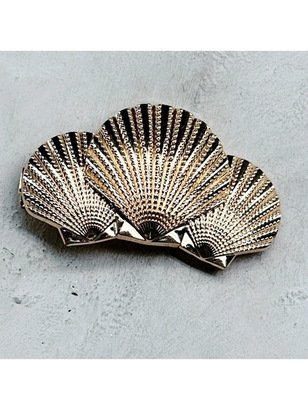 498mc. Goldtone Seashell Clip